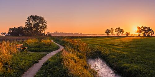 Panorama et lever de soleil sur le paysage de Groningue