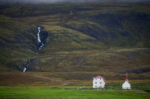Kerkje aan de voet van de berg