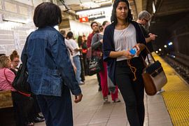 New Yorkers wachtend op de metro bij 96th street von Diewerke Ponsen