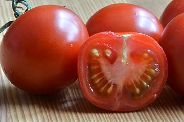 rijpe rode tomaten in tweeën gesneden