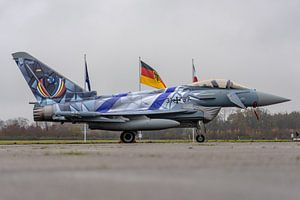Fotoshooting: Ein deutscher Eurofighter in einem speziellen Farbschema wird auf der Plattform des Fl