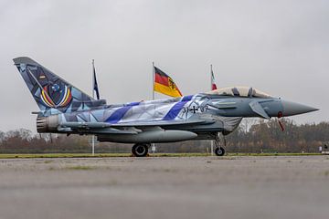 Photoshoot:  een Duitse Eurofighter in speciaal kleurenschema staat te pronken op het platform van F van Jaap van den Berg