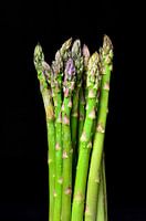 Groene asperges op zwarte achtergrond