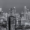 Nachtpanorama skyline Rotterdam in zwart-wit van PJS foto
