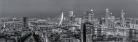 Nachtpanorama skyline Rotterdam in zwart-wit