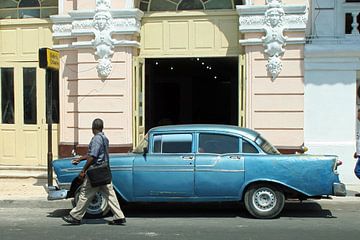 Vintage car in Havana (Cuba) by t.ART