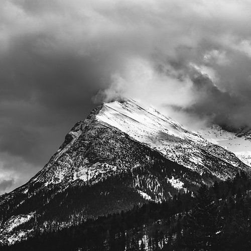 Sommet majestueux dans la brume : impression en noir et blanc
