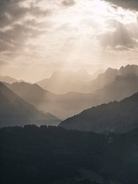 Uitzicht over de Franse Alpen tijdens zonsopkomst van Joren van den Bos