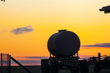 Silhouet van een watertank in de zonsopgang van Claudia Schwabe