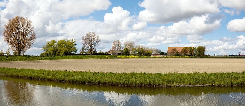 Panorama einer Landschaft und eines Bauernhofs mit Getreide und gestapelten Wolken von W J Kok