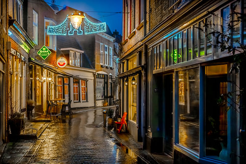 Regenlicht in einer Gasse in Sneek