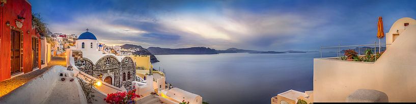 Morgenlicht im Dorf Oia auf Santorin in Griechenland von Voss Fine Art Fotografie