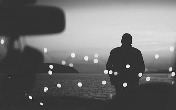 Silhouette -Reisende auf dem Hintergrund des Wassers am Abend, Aleksandr Sumarokov von 1x