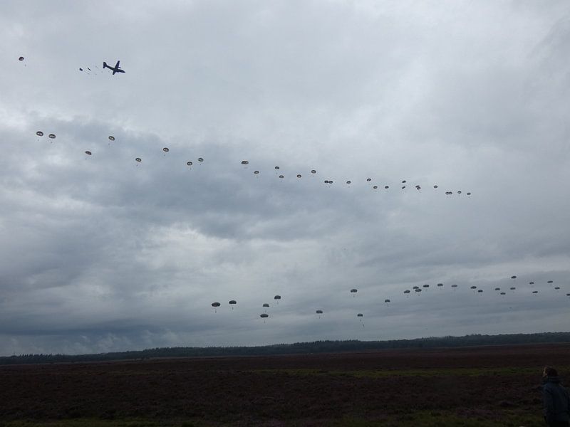 Parachutisten gedropt bij Market garden by Veluws