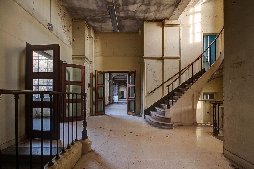 Vue à travers avec les escaliers par Anya Lobers