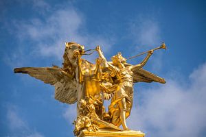 Statue an der Seine Brücke Pont Alexandre III, Paris von Peter Schickert