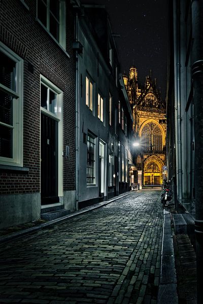 Steegje naar Sint-Janskathedraal by Jeffrey Van Zandbeek