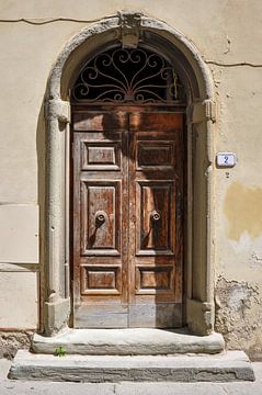 Statige oude rustieke houten deur van Wil Wijnen