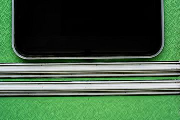 Retro-groen caravan detail foto van een raam van Blond Beeld