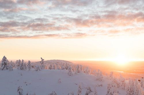 Eerste zonlicht over de bergtoppen | reisfotografie print | Ruka, Lapland, Finland