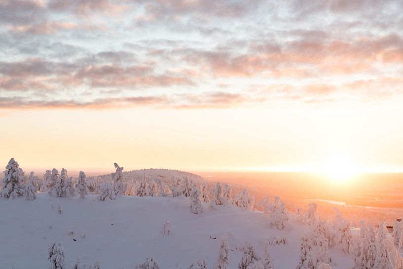 Eerste zonlicht over de bergtoppen | reisfotografie print | Ruka, Lapland, Finland van Kimberley Jekel
