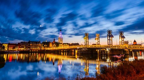 Stadsbrug in Kampen in de avond