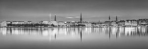 Hambourg avec l'Alster dans la lumière du soir en noir et blanc. sur Manfred Voss, Schwarz-weiss Fotografie