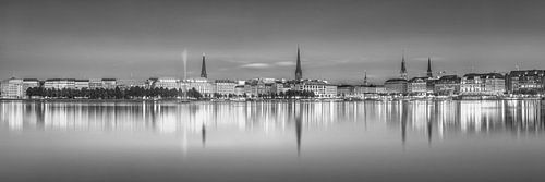 Hamburg met Alster in het avondlicht in zwart-wit.