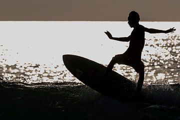 Surfer aan het strand van Seminyak Bali van Willem Vernes