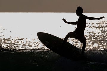 Surfer aan het strand van Seminyak Bali von Willem Vernes