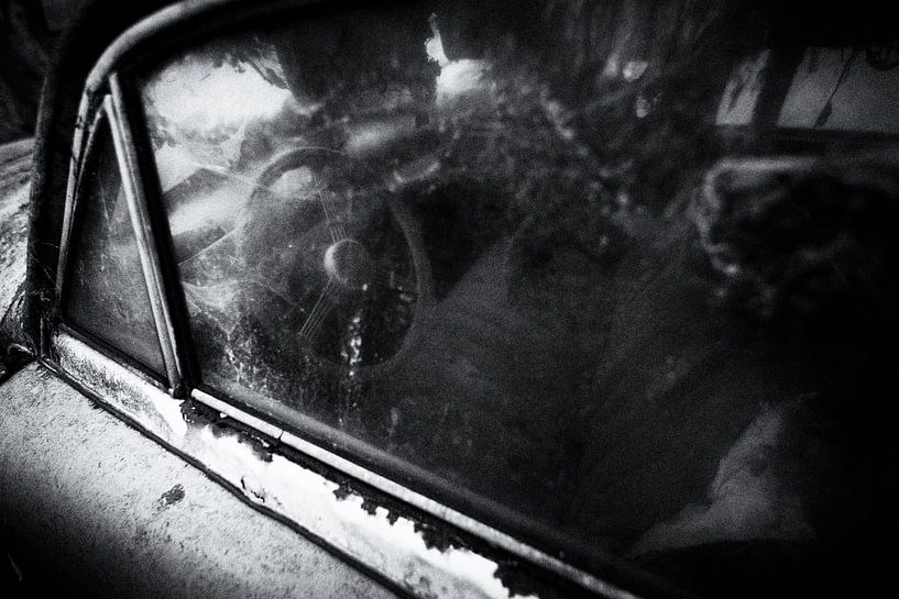 verlassener verwitterter Oldtimer in Schwarz-Weiß, Urbex von Ger Beekes