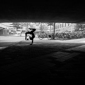 Streetlife acrobatics by Leonie Versantvoort