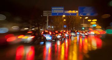 feu de circulation du soir dans la ville pluvieuse sur Ariadna de Raadt-Goldberg