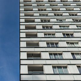 immeuble d'appartements en deux parties et ciel bleu sur Patrick Verhoef