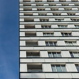 tweeluik wit flatgebouw en blauwe lucht van Patrick Verhoef