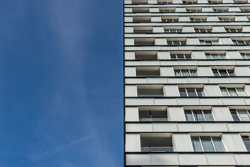 tweeluik wit flatgebouw en blauwe lucht van Patrick Verhoef