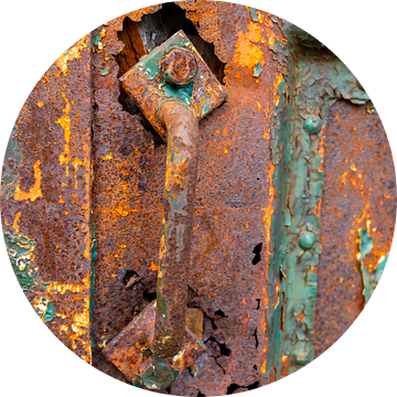 Urbex - Detail van oude roestige deur van Photo Henk van Dijk