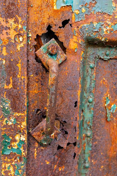 Urbex - Détail d'une vieille porte rouillée sur Photo Henk van Dijk