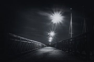 Voetgangersbrug bij het meer van Zarnowitz in Polen op een warme zomeravond in zwart wit van Jakob Baranowski - Photography - Video - Photoshop