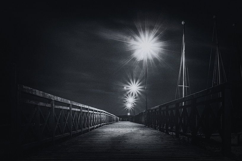 Voetgangersbrug bij het meer van Zarnowitz in Polen op een warme zomeravond in zwart wit van Jakob Baranowski - Photography - Video - Photoshop