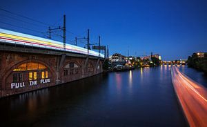 Berlin Stadtbahn und Spree mit Streetart 