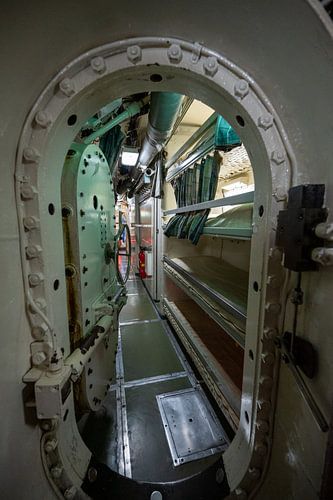 Doorloop in een oude onderzeeboot