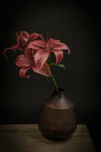 Stillleben mit Blumen:  Lilien in einer Vase von Marjolein van Middelkoop