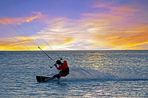 Kite surfing op de Caribbische Zee bij Aruba op de Nederlandse Antillen