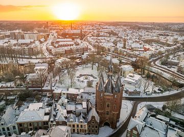 Zwolle Sassenpoort oude stadspoort tijdens een koude winterochtend van Sjoerd van der Wal Fotografie