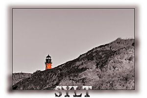 Leuchtturm auf Sylt hinter Dünen versteckt