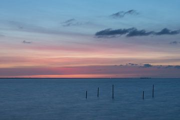 Sonnenuntergang Fischernetze im IJsselmeer! von Peter Haastrecht, van