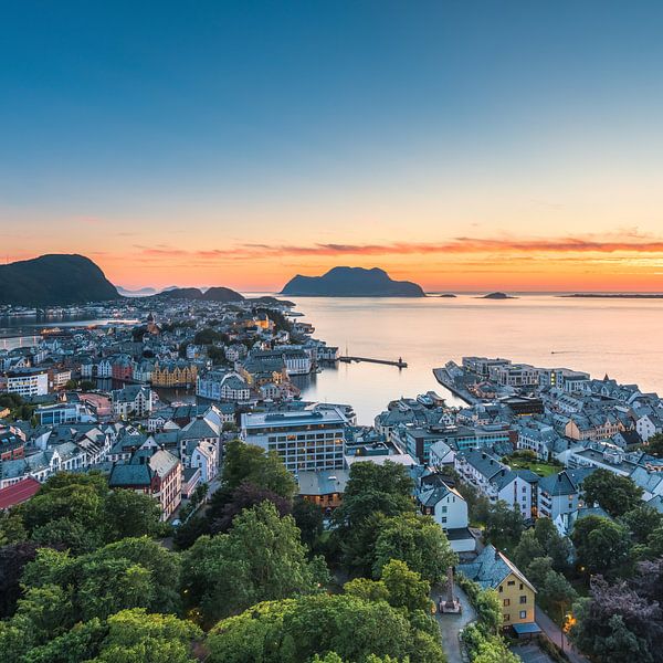 Alesund Norwegen bei Sonnenuntergang von Tom Uhlenberg