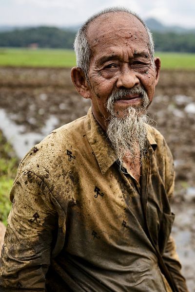 Le visage marqué par la terre et le temps d’un paysan javanais par Frank Photos