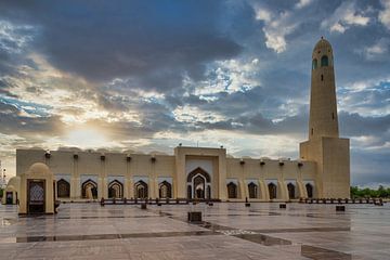 Buitenaanzicht van de Staatsmoskee van Qatar (Imam Muhammad ibn Abd al-Wahhab Moskee) bij zonsonderg van Mohamed Abdelrazek